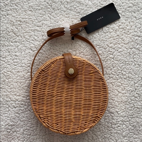 zara round raffia crossbody bag